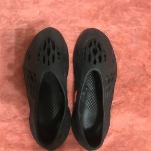 Black yeezy foam runners